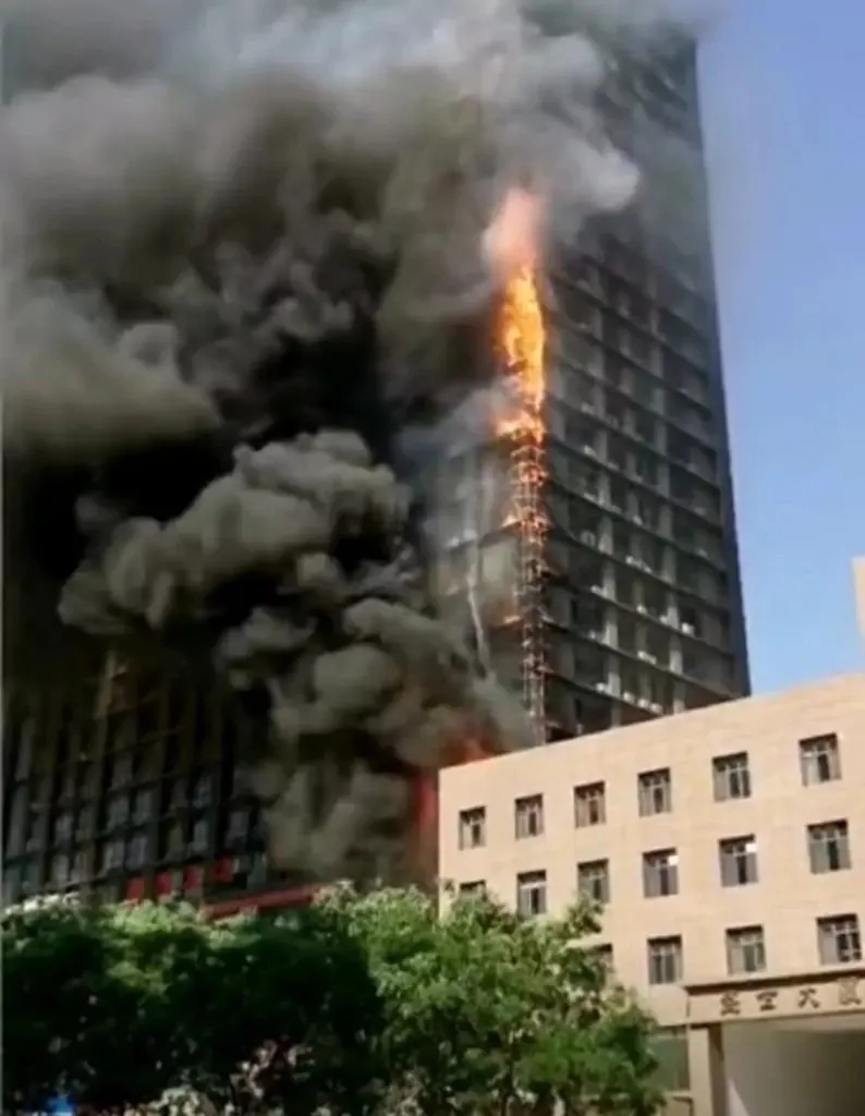 濃煙滾滾，又見高樓火災(zāi)，石家莊一高層建筑起火！