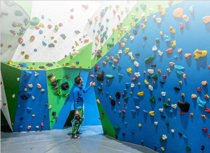 人工攀巖墻和天然攀巖場地有什么區(qū)別？